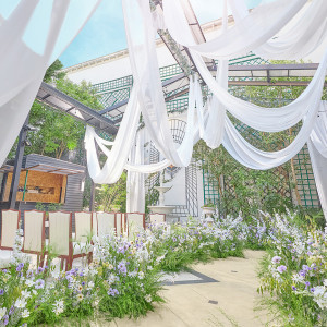 オープンエアな空間で開放感あふれる挙式を|アイネス ヴィラノッツェ大阪（クラウディアホールディングスグループ）の写真(55141828)