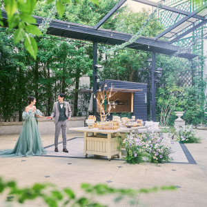 緑に包まれたガーデンでゆったりと過ごすおふたりらしいひとときを|アイネス ヴィラノッツェ大阪（クラウディアホールディングスグループ）の写真(55133525)