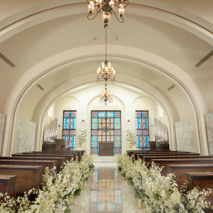 アーチ型の天井やアンティークな調度品などクラシカルな趣を感じるチャペル|アイネス ヴィラノッツェ大阪(クラウディアホールディングスグループ)の写真(55133541)