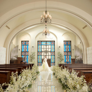 イタリア職人が手掛けたブルーのステンドグラスが美しく輝く