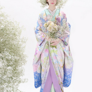 【日本の伝統的なスタイル】華やかさとかわいらしさを併せ持った和装。お色直しでおふたりとも和装にお着替えされて、番傘で入場するシーンはとても華やかで盛り上がります。