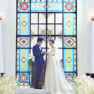 【先着順でご案内】花嫁が映えるサムシングブルーのステンドグラスが輝くチャペル挙式を無料プレゼント！