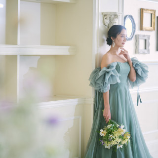 【ドレスの魔法】いつまでも色褪せない、いつの日も愛される「純白のドレス」・おふたりの笑顔をとびきり輝かせてくれる「カラードレス」を多数ラインアップしております