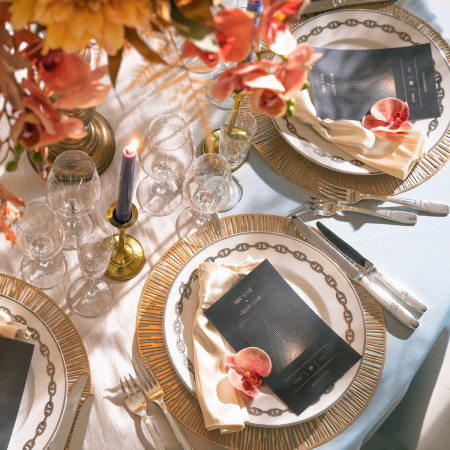 【ゲストが長く滞在する場所】おもてなしの一つとして、ゲストテーブルはオシャレにコーディネートを。クロスやナプキンの色、装花や小物類など、ひとつずつ丁寧に決めていきます。