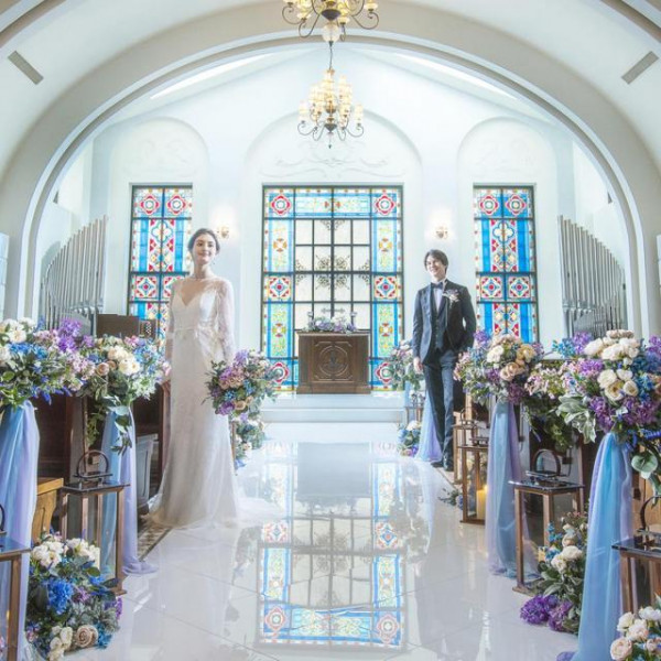 ブルーのステンドグラスが美しく輝くチャペル