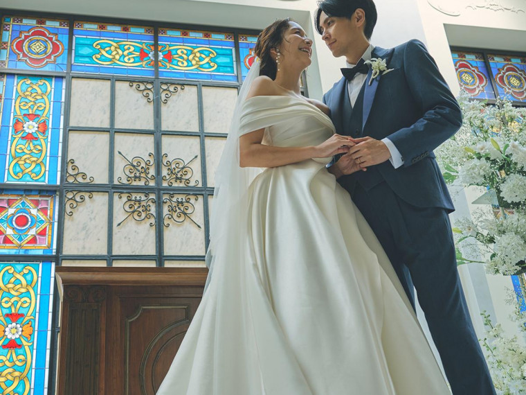 ブルーのステンドグラスが輝くチャペルフォトプラン