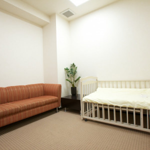 【4階 ゲストフロア】赤ちゃんをお連れのご参列者様もご安心下さいませ。授乳をゆっくりしていただける、ベビールームを用意しております。|OSAKA St.BATH CHURCH(大阪セントバース教会)の写真(293200)