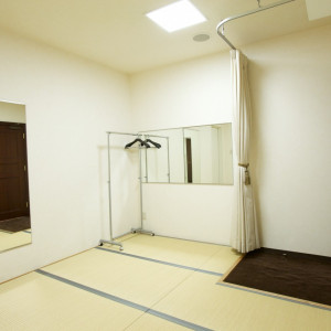 女性お着替え用のお部屋は着物専用の和室と洋装用の洋室を完備しています。遠方からお越しの方もご利用いただけますのでご安心下さいませ。男性用の更衣室もございます。|OSAKA St.BATH CHURCH(大阪セントバース教会)の写真(293201)