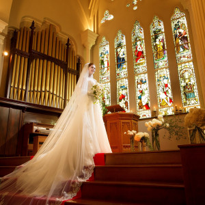 前撮りだからこそ撮影できる一枚。幻想的なチャペルで、花嫁様お一人の撮影も人気です。|OSAKA St.BATH CHURCH(大阪セントバース教会)の写真(28497947)