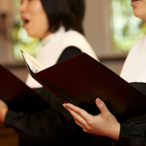 大聖堂の隅々まで響き渡る聖歌隊。幻想的な誓いの場を創り出します。|OSAKA St.BATH CHURCH(大阪セントバース教会)の写真(288420)
