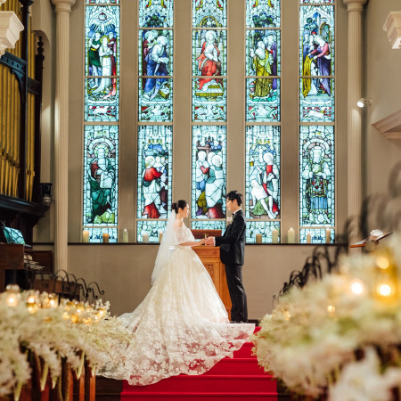 当時の技法で作られたステンドグラスは現代では再現不可能と言われています。宝石の原石で創られたステンドはとてもきめ細かく色に深みがありとても神秘的◎