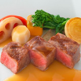 シェフがこだわった素材本来の味が引き立つ至福の料理にゲストも大満足。