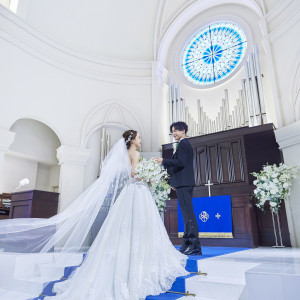 県内最大級の大聖堂は必見！ドレスが映える青のバージンロードの上で一生の愛を誓う|アニヴェルセル 大阪の写真(32103774)