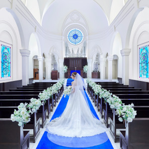 青のバージンロードは純白のウェディングドレスが綺麗に映えます♪|アニヴェルセル 大阪の写真(33570653)