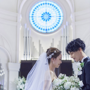 県内最大級の大聖堂は必見！ドレスが映える青のバージンロードの上で一生の愛を誓う|アニヴェルセル 大阪の写真(32102455)
