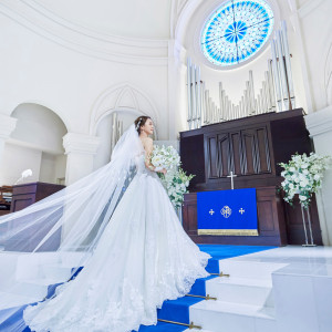 青のバージンロードは純白のウェディングドレスが綺麗に映える！|アニヴェルセル 大阪の写真(33568870)