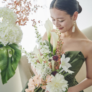 プロのスタイリストが、ご新婦様のイメージを聞いて、ぴったりのヘアメイクをしてくれる。何でも相談して！|アニヴェルセル 大阪の写真(44788360)