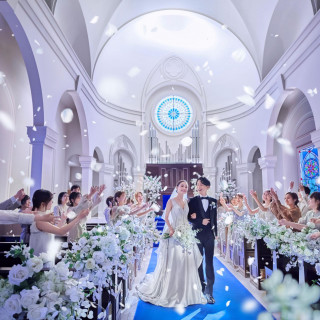 大切な人々に囲まれて永遠の愛を誓う。フラワーシャワーの演出で、祝福に包まれる感動的な瞬間を