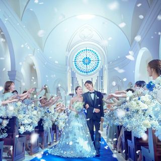 大切な人々に囲まれて永遠の愛を誓う。フラワーシャワーの演出で、祝福に包まれる感動的な瞬間を