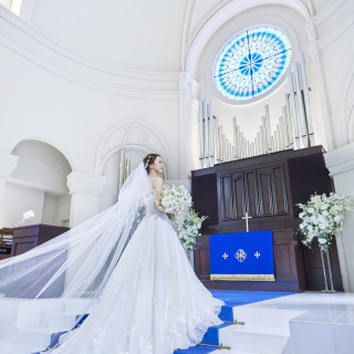 おふたりを邪魔しない位置にあるステンドグラス！LEDライトで照らされているので天候に左右されない♪