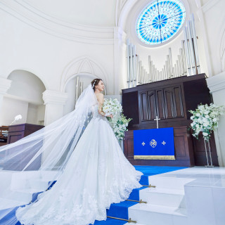 青のバージンロードは純白のウェディングドレスが綺麗に映える！