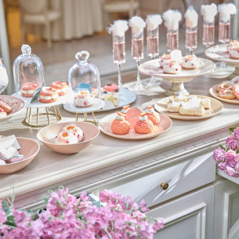 開放的な空間にずらりと並んだ色とりどりのスイーツに、会場からは思わず歓声が上がります