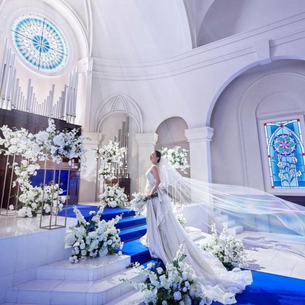 おふたりを邪魔しない位置にあるステンドグラス！LEDライトで照らされているので天候に左右されない♪