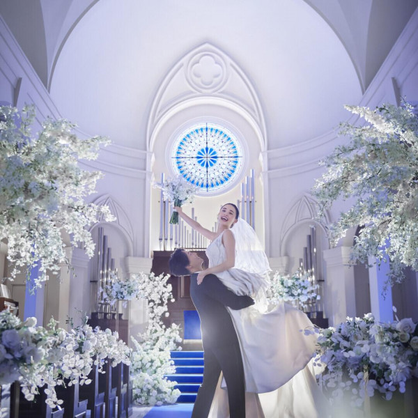 ロイヤルブルーのバージンロードの大聖堂は、花嫁様の純白のウェディングドレス姿を綺麗に魅せてくれます。