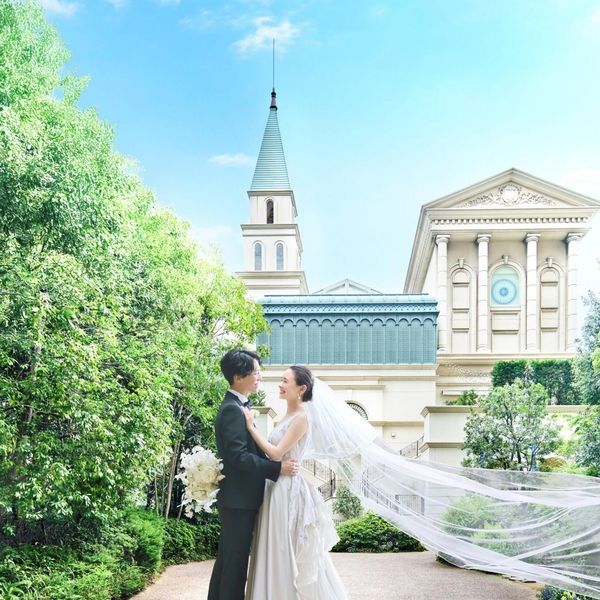 ロイヤルブルーの大聖堂が花嫁の純白のドレス姿が綺麗に映える*今ならドレス2着無料！(70万円相当)