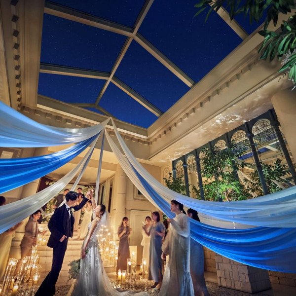 緑に囲まれたテラス席でも撮影可能♪カメラマンがおふたりに合わせたポージングを提案してくれるから安心★