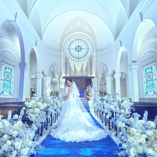 “永遠”を意味するロイヤルブルーのバージンロードは花嫁のウェディングドレスをより一層綺麗に魅せる
