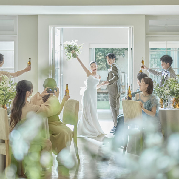 ロイヤルブルーの大聖堂が花嫁の純白のドレス姿が綺麗に映える*今ならドレス2着無料！(70万円相当)