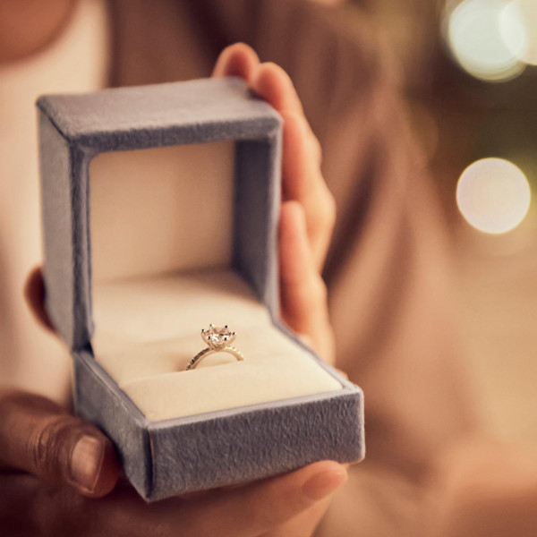 プロポーズはおふたりにとって心に残るとても大切な記念日。最高の瞬間を全力でサポートいたします。