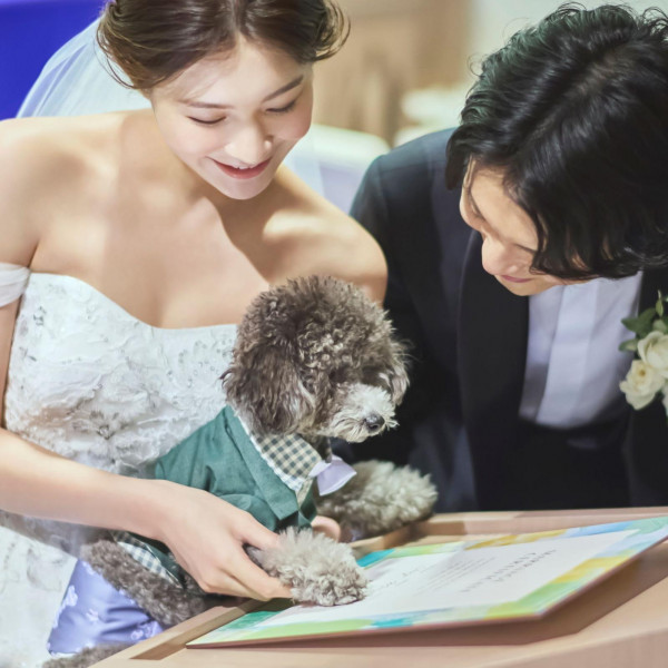 ロイヤルブルーの大聖堂で大切なご家族と一緒に挙式もOK！※当館作成のペット同伴規約にご署名が必要です