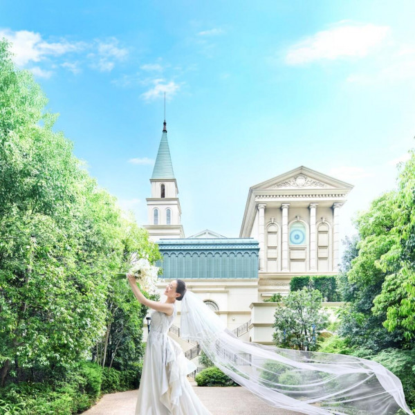 なんば駅直とは思えないお城のような外観でのお写真も大人気！洗練された空間でプリンセス気分を味わえる♪