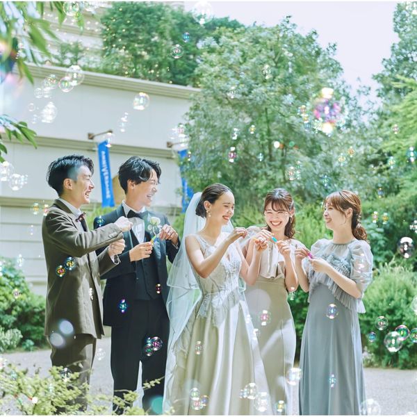 大切なゲストと至福のひととき。距離感も近いからおふたりとゲストの笑顔が飛び交う♪コーディネートも自由