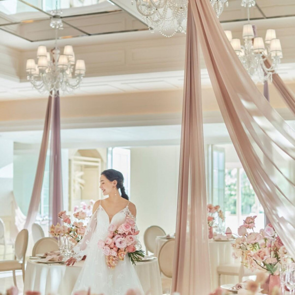 白基調の披露宴会場は、“可愛い”を詰め込んだ空間で大人気♪館内にはフォトスポットを多数ご用意♪