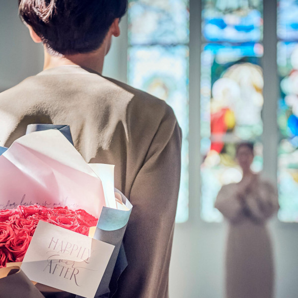 「永遠」という意味がこめられたロイヤルブルーのバージンロード。おふたりの大切なお時間を彩ります。