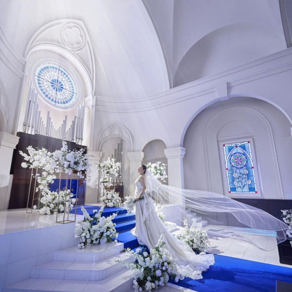 おふたりを邪魔しない位置にあるステンドグラス！LEDライトで照らされているので天候に左右されない♪