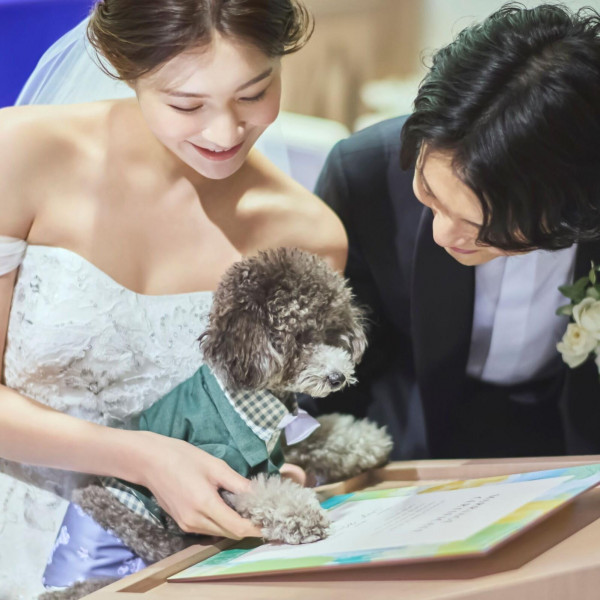 ロイヤルブルーの大聖堂で大切なご家族と一緒に挙式もOK！※当館作成のペット同伴規約にご署名が必要です
