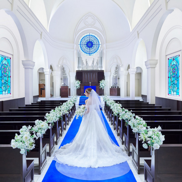 ドレスが映える青のバージンロード*青×白亜が美しい大聖堂は必見♪