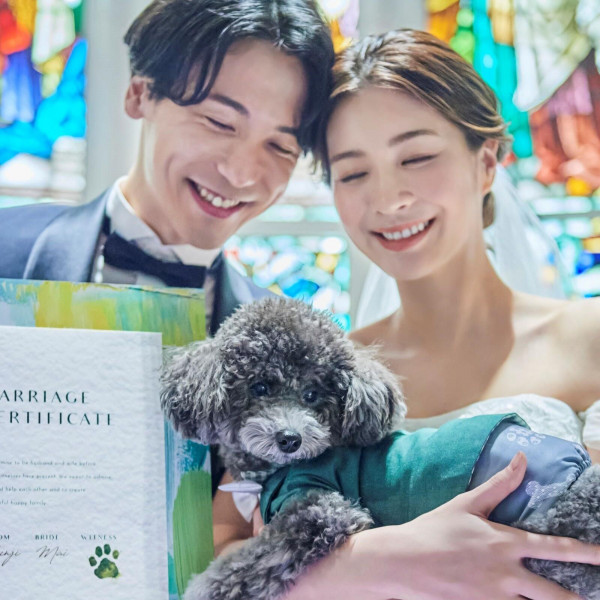 ロイヤルブルーの大聖堂で大切なご家族と一緒に挙式もOK！※当館作成のペット同伴規約にご署名が必要です