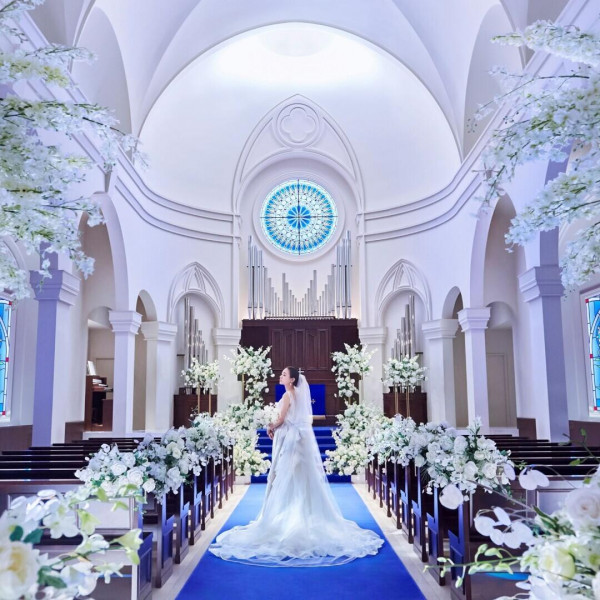 “永遠”を意味するロイヤルブルーの大聖堂は、純白のウェディングドレス姿が綺麗に映え、一生の思い出に♪