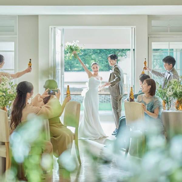 披露宴会場には貸切ガーデンが完備！ゲストと沢山話したり写真を撮ったり、デザートビュッフェも叶う♪