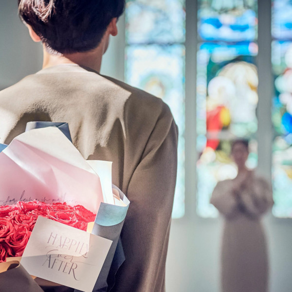 「永遠」という意味がこめられたロイヤルブルーのバージンロード。おふたりの大切なお時間を彩ります。