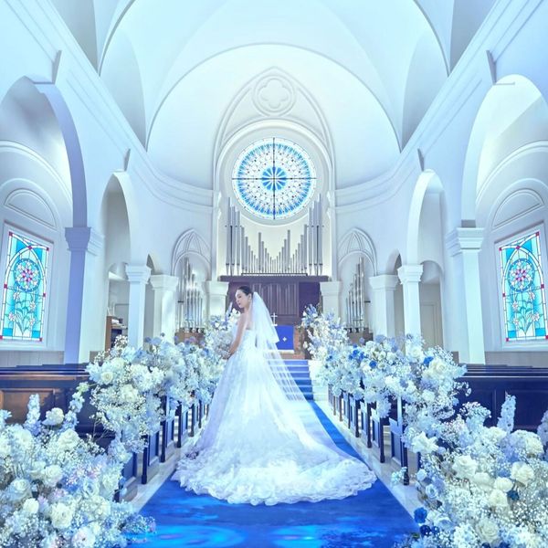 “永遠”を意味するロイヤルブルーのバージンロードは花嫁のウェディングドレスをより一層綺麗に魅せる