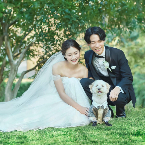 ロイヤルブルーの大聖堂で大切なご家族と一緒に挙式もOK！※当館作成のペット同伴規約にご署名が必要です