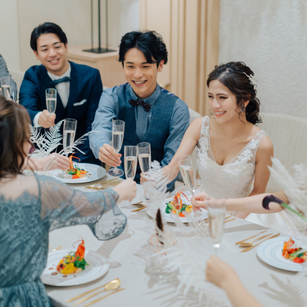 家族婚だからこそ、ゲストと近い距離で過ごせる♪和気あいあいとお話しをしながら至福のひとときを♪