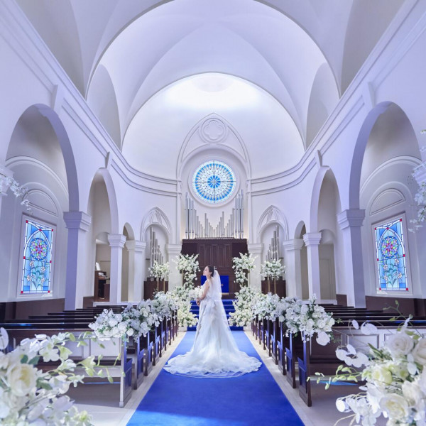 “永遠”を意味するロイヤルブルーのバージンロードは花嫁のウェディングドレスをより一層綺麗に魅せる