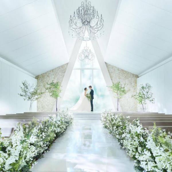 自然光が沢山降りそそぐ光きらめくチャペル